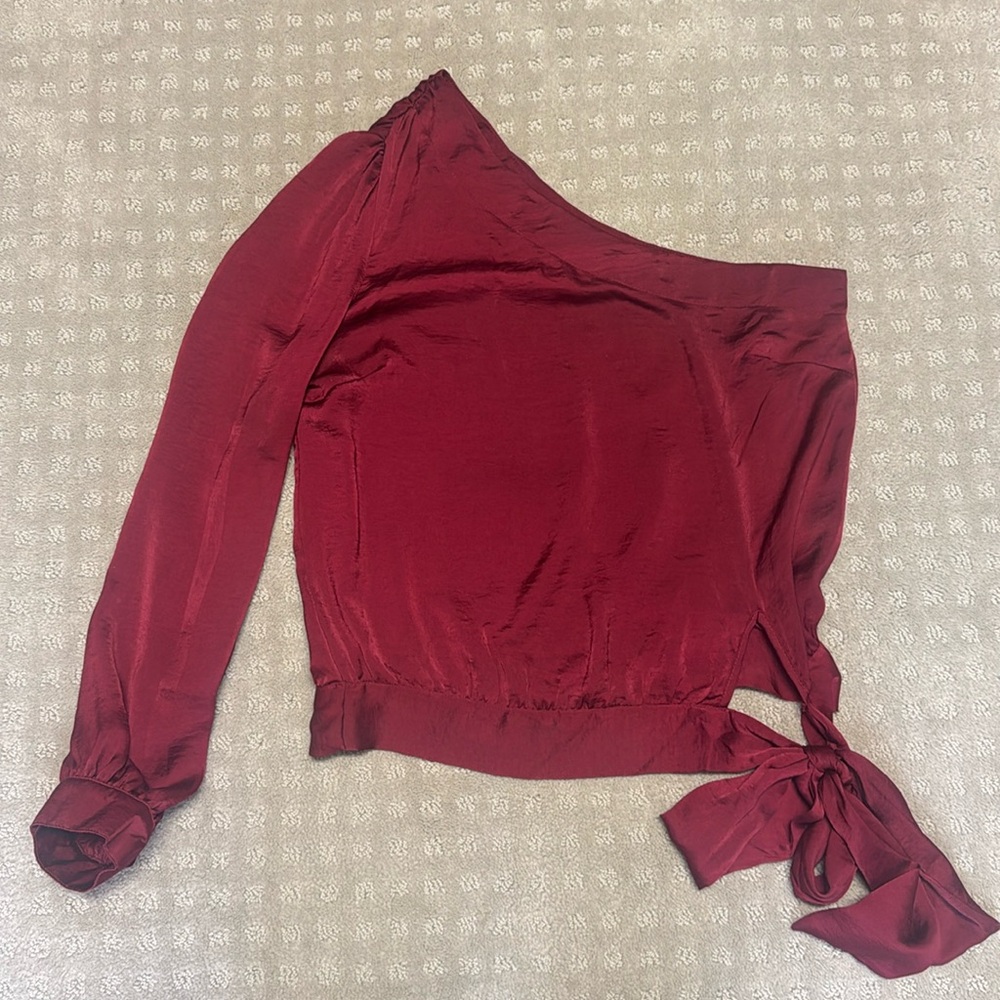 Adorable silk top by Glam